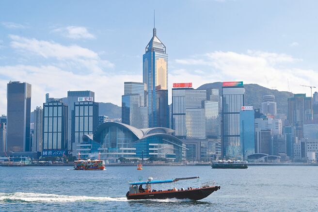 香港金融管理局上月30日公布香港外匯基金創下歷來最大虧損的2024億元港幣（約新台幣7764億元），是2008年金融海嘯以來最差的一年。香港2022年GDP表現也明顯失色，實質衰退3.5％。圖為香港維多利亞港。（中新社）