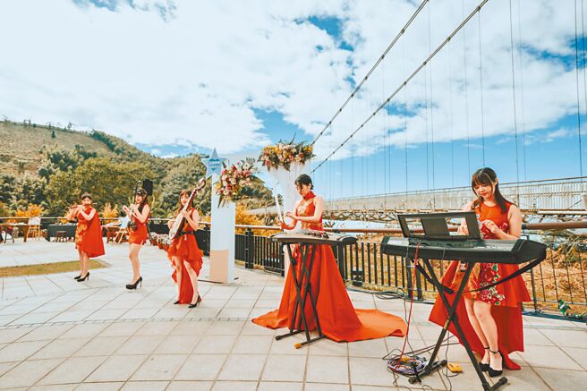 阿里山国家风景区管理处今年首度选在嘉义县梅山乡太平云梯举行星光下婚礼，昨举办宣传记者会邀请乐团营造婚礼气氛。（阿里山国家风景区管理处提供／吕妍庭嘉义传真）