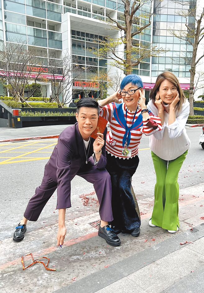 张小燕（中）昨喜气洋洋的带领Melody（右）、陈大天开工拜拜。（大鹏传播、新视丽娱乐提供）