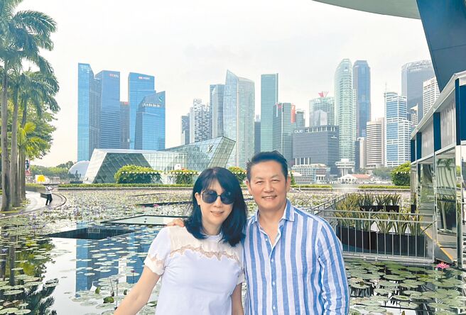 徐乃麟（右）過年期間赴新加坡工作，老婆也愛相隨。（艾迪昇提供）