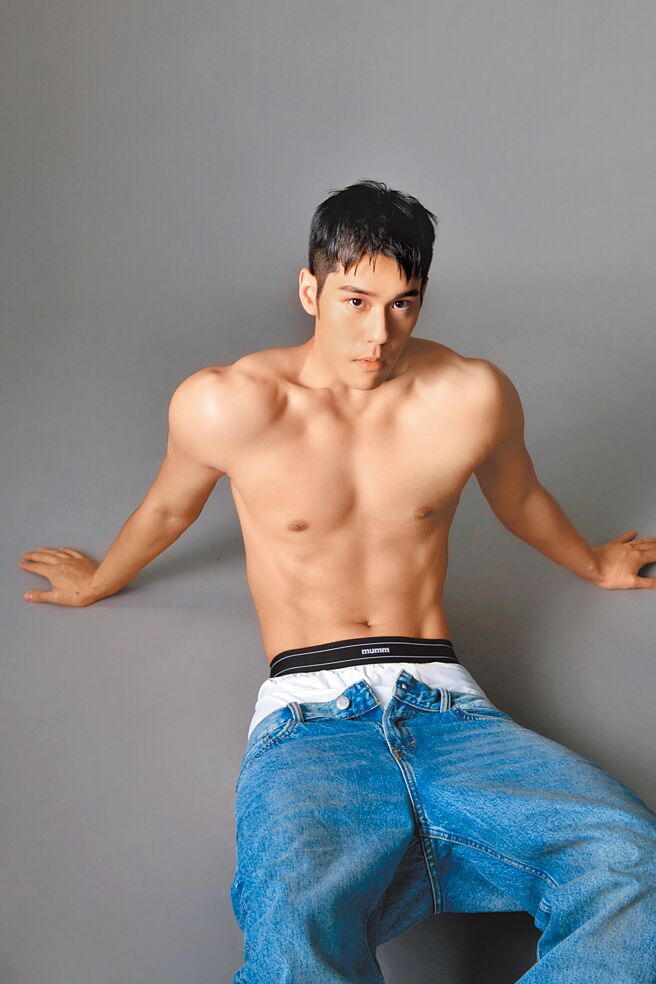 周予天近来与内着品牌合作，日前拍摄帅照，秀出结实身材。（mumm提供）