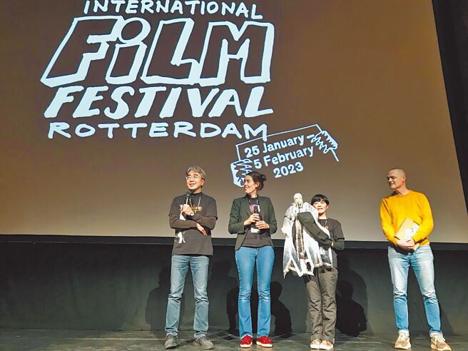 《素还真》联合监制陈义方（左）、霹雳制片西本有里（左三）带素还真现身海外影展。（霹雳提供）