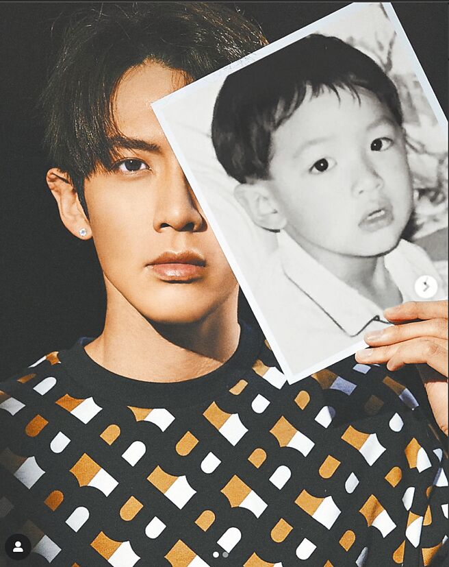 柯震东穿BOSS Monogram运动衫晒童年萌照。（摘自柯震东IG）