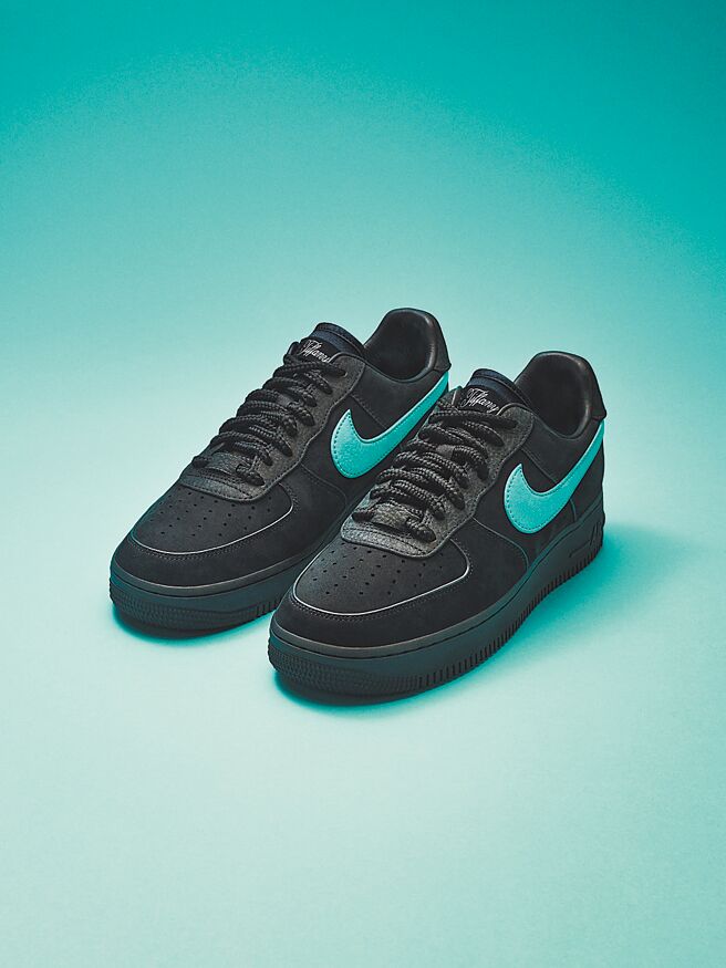 Tiffany&Co.与Nike合作联名，首发释出的联名NikexTiffany&Co.Air Force 1 1837球鞋，400美金。（Tiffany&Co.提供）