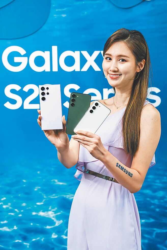三星今（2日）凌晨举行了Galaxy Unpacked 2023，推出了全新Galaxy S23（右起）、S23+、S23 Ultra 3款新机，均以「Galaxy for the Planet」的永续发展愿景打造。（石智中摄）