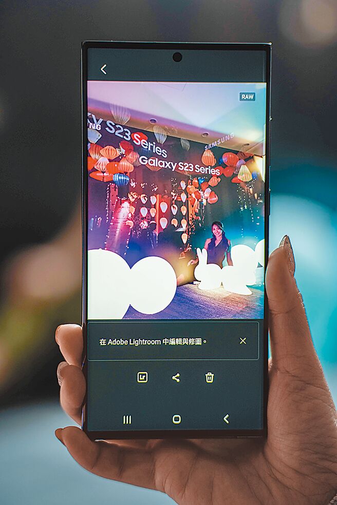 三星全新Galaxy S23系列新增支援Expert Raw功能，不仅在星空摄影功能中加入了星象指南以助拍摄星云等画面，更带来了多重曝光功能，让使用者能发挥更多的创意。（石智中摄）