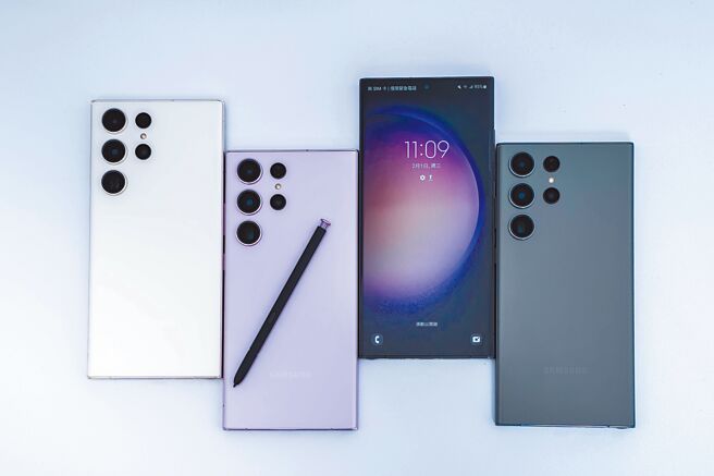 三星全新的Galaxy S23系列，3款新机各推出紫、绿、白、黑 4色，预计将于17日起陆续于全球特定市场开卖，台湾目前未公布开卖时间。（石智中摄）