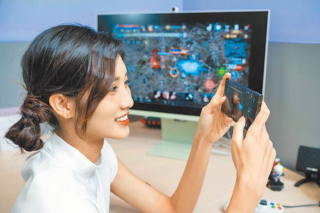 三星全新Galaxy S23系列均採用了Galaxy专属的高通Snapdragon 8 Gen 2行动平台，手游玩家或执行复杂任务时更得心应手。（石智中摄）