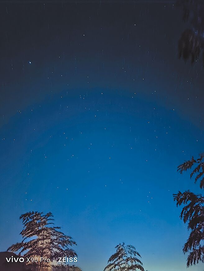 vivo X90 Pro主打夜拍，有星空模式及超级月亮等模式，晚上想要拍下星空超轻松。（vivo提供）