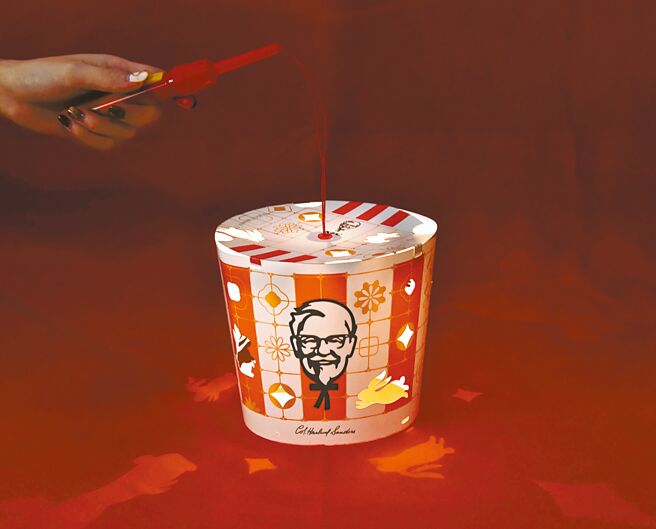 肯德基针对会员推出「兔年炸鸡桶造型元宵灯笼」，全台限量2000组。（肯德基提供）