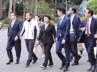 6都首长列席行政院会 「这照片」成焦点网惊：蓝绿共主是她