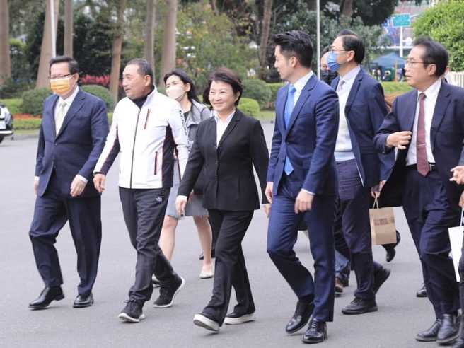 台中市市長盧秀燕（中）昨（2）日北上參加行政院會，與現場藍綠大咖互動熱絡，照片獲得一片好評掀熱議。（圖／取自盧秀燕臉書）