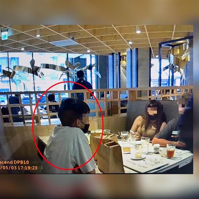 清瘦的黄姓男子常在交友软体上结识女大生或女性社会新鲜人，除骗取肉体外，还骗取被害人银行帐户做为诈欺人头帐户之用，要求女子去提领收到的款项再给他。（台中市警察局提供／张妍溱台中传真）