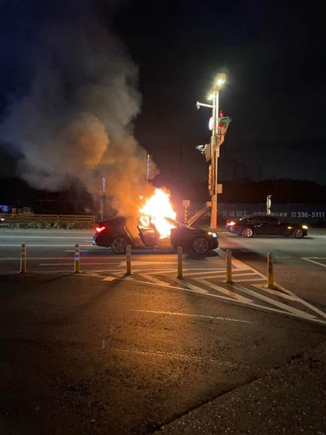 桃园市桃园区郑姓男子凌晨4时32分许驾驶BMW轿车行经大兴西路与国际路口，停等红灯时车辆突然自燃。（翻摄照片）