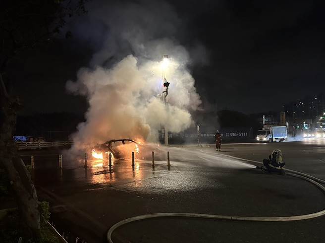 桃园市桃园区郑姓男子凌晨4时32分许驾驶BMW轿车行经大兴西路与国际路口，停等红灯时车辆突然自燃。（翻摄照片）