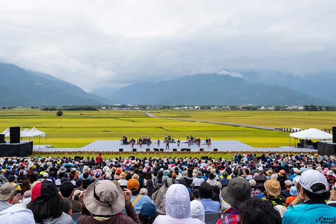 池上鄉鎮透過「池上秋收稻穗藝術節」等四季文化活動的策辦，展現藝術節源自地方、在地生根並醞釀出今日獨一無二的池上面貌。（圖/ 台灣好基金會）