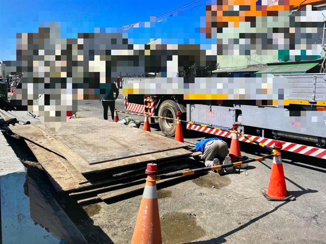 甄嫌假扮工地承包商，雇用吊车驾驶将钢板载走。（翻摄照片／高雄洪靖宜传真）