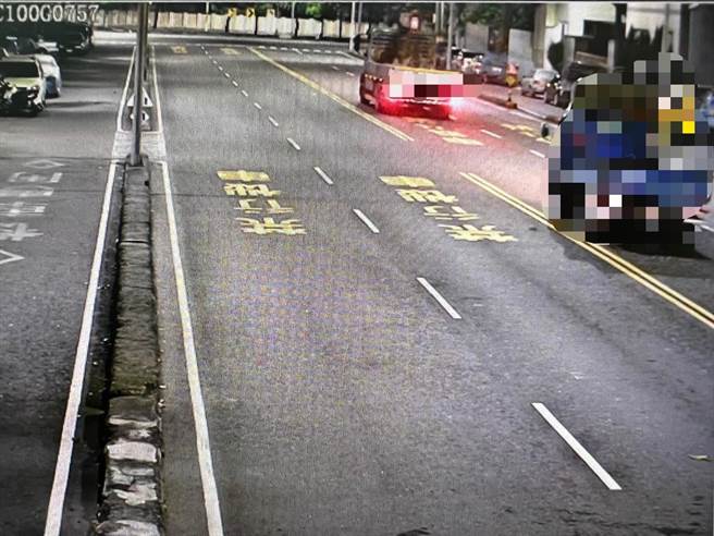 甄嫌假扮工地承包商，雇用吊车驾驶将钢板载走。（翻摄照片／高雄洪靖宜传真）