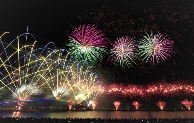 澎湖國際海上花火節是台灣最具代表性的大型觀光行銷活動，今年即將邁入第21年，國內外的企業看好商機紛紛提供贊助，共同行銷這項在地的觀光活動。（張茂雄攝）