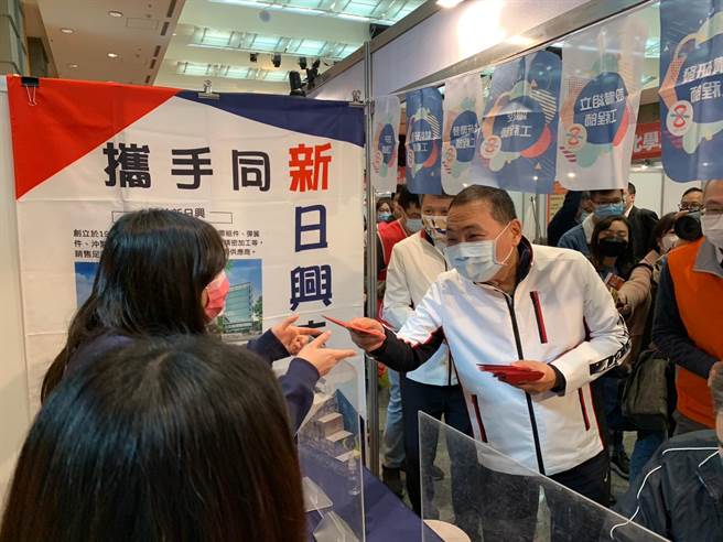 安坑輕軌10日通車，新北市長侯友宜鼓勵民眾多多搭乘。（葉德正攝）