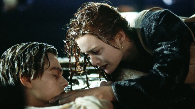 《鐵達尼號》中，傑克最終選擇以生命換取蘿絲活下去的機會。(圖／達志影像)