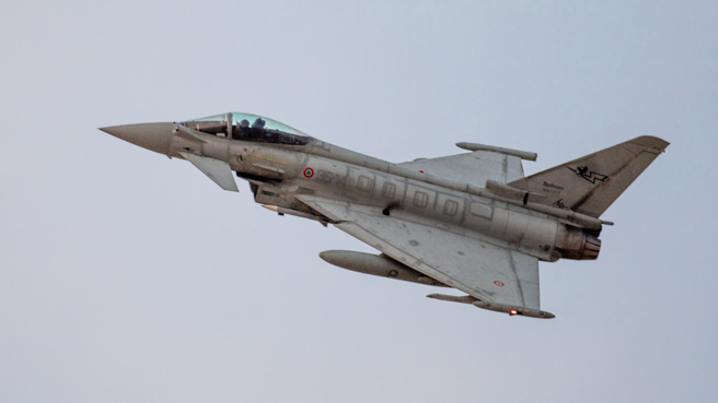 義大利空軍歐洲颱風戰鬥機與美國特種海軍空地特遣部隊聯合演習。（DVIDS）
