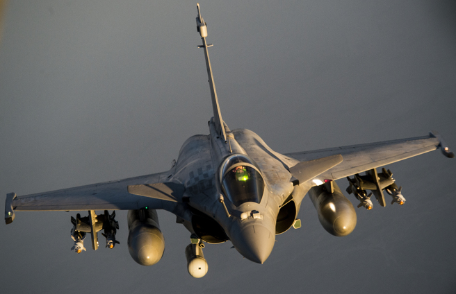 一架法國 F-2 飆風戰機飛越伊拉克上空。(DVIDS）