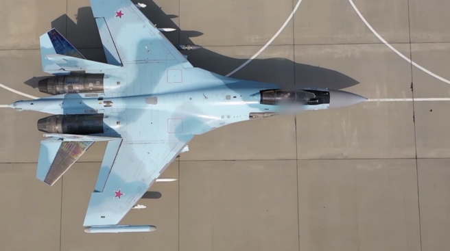 一架西部軍區所屬的Su-35S準備進行作戰任務。（俄羅斯國防部）