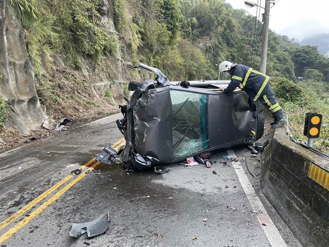 苗栗县公馆乡台6线25公里处，3日发生轿车自撞山壁翻覆事故，汤姓驾驶送医后仍告不治。（读者提供／谢明俊苗栗传真）