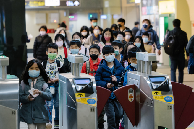 民眾搭乘大眾運輸仍需要配戴口罩。（郭吉銓攝）
