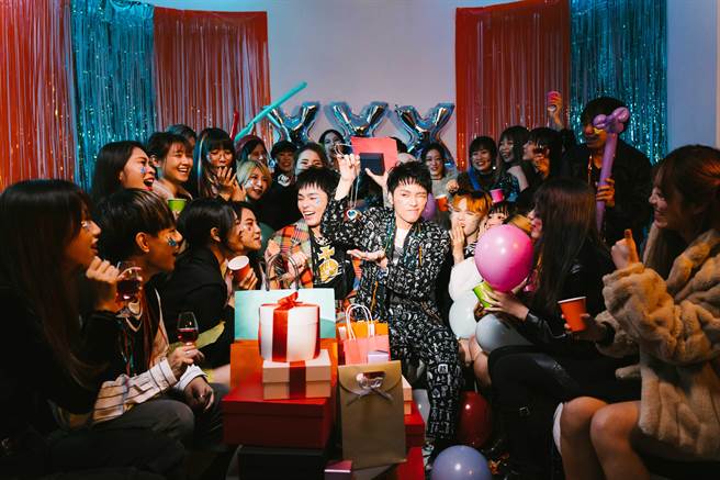 展荣展瑞推出〈生日快乐死〉MV，为自己庆生。(华纳音乐提供)