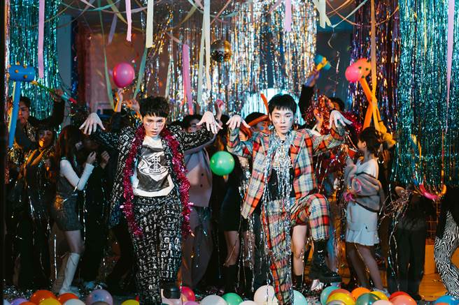 展荣展瑞推出〈生日快乐死〉MV，为自己庆生。(华纳音乐提供)