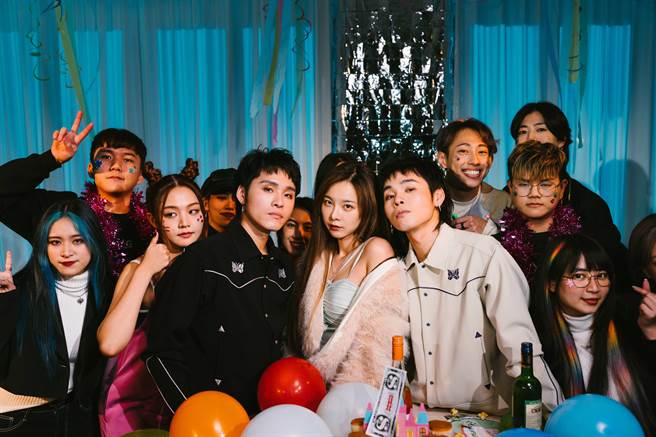展荣展瑞推出〈生日快乐死〉MV，为自己庆生。(华纳音乐提供)