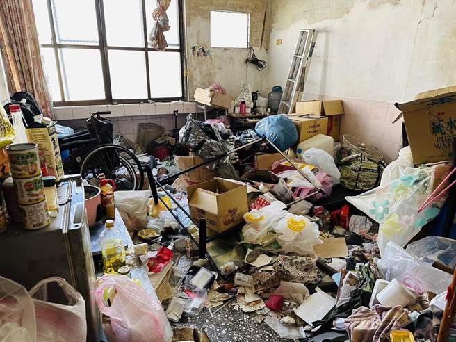 屋内原本杂物多，脏乱不堪。（林浤泽提供／高雄洪靖宜传真）