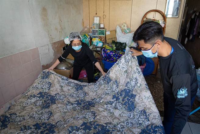 里长林浤泽协助清理，后续将协助申请补助。（林浤泽提供／高雄洪靖宜传真）