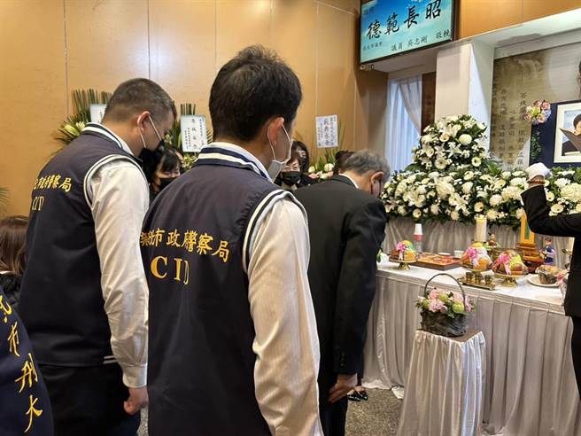 新北市警察局长廖训诚率官警悼念故小队长卢思成。（新北市刑警大队提供）