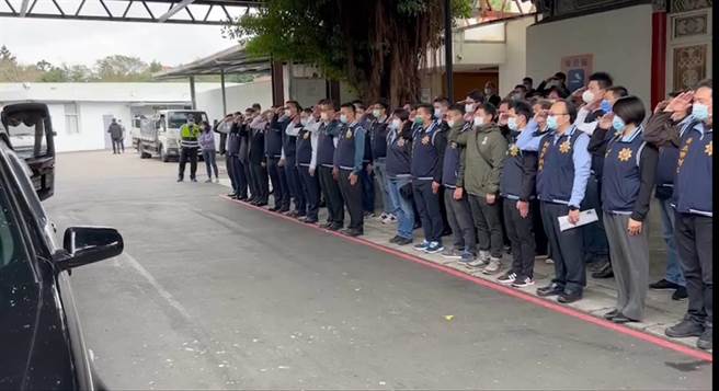 新北市警察局长廖训诚率官警悼念故小队长卢思成。（新北市刑警大队提供）