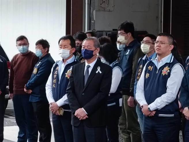新北市警察局长廖训诚率官警悼念故小队长卢思成。（新北市刑警大队提供）