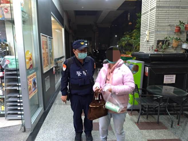 40岁陈姓女子于高雄捷运巨蛋站上完洗手间后却发现包包不见，调出监视器却发现她进捷运站时手上本来就没有包包，搞了个大乌龙。（翻摄照片／高雄洪靖宜传真）