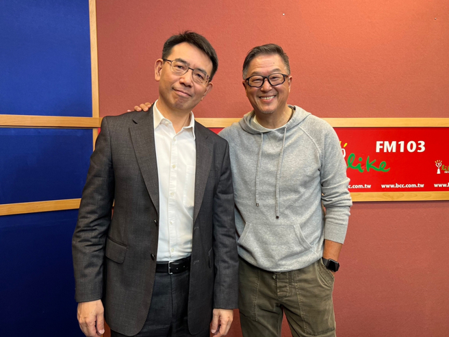 刘宝杰上王伟忠的广播节目《欸！我说到哪里了？》。（图／中广提供）