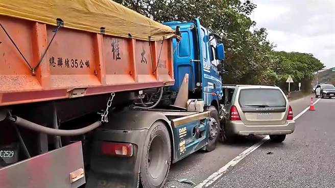 台2线滨海公路卯澳渔港路段下午发生砂石车追撞自小客车意外，所幸没有人员受伤。（翻摄照片／张志康新北传真）