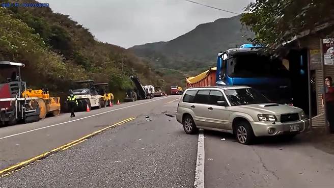 台2线滨海公路卯澳渔港路段下午发生砂石车追撞自小客车意外，所幸没有人员受伤。（翻摄照片／张志康新北传真）