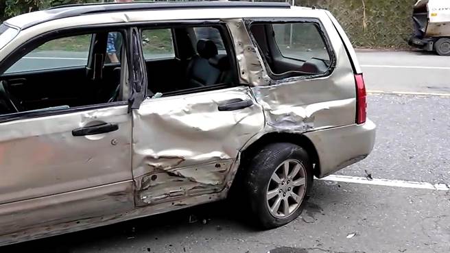 台2线滨海公路卯澳渔港路段下午发生砂石车追撞自小客车意外，所幸没有人员受伤。（翻摄照片／张志康新北传真）