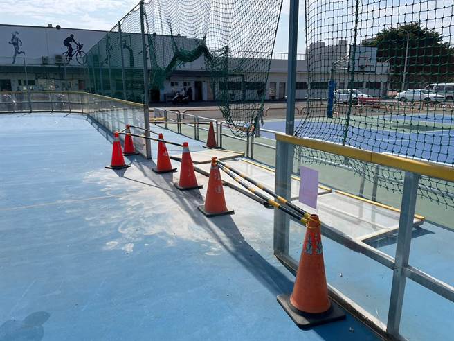 大甲体育场内的直排轮曲棍球场旁护栏，于过年期间遭强风吹倒。（陈淑娥摄）