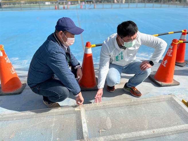 大甲体育场内的直排轮曲棍球场旁护栏遭强风吹倒，市议员施志昌今日现勘。（陈淑娥摄）