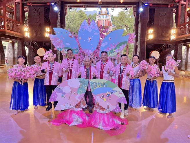 九族樱花祭宣传记者会在热闹的太鼓迎春、樱花舞等精彩表演中登场。（杨静茹摄）