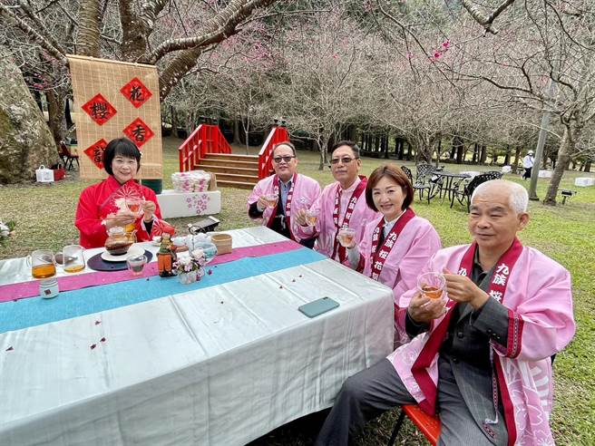 九族文化村花况持续推出樱花茶会、诗人与咖啡樱花茶的对话、小农市集等活动。（杨静茹摄）