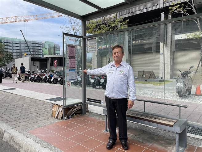 台中市议员郑功进表示，有民眾反映242号公车下午时段空窗期高达2.5小时。（郑功进提供／张亦惠台中传真）