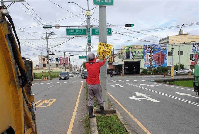 違規小廣告是市容景觀殺手，攻佔分隔島、重要路口，影響交通安全。（彰化縣環保局提供／吳敏菁彰化傳真）