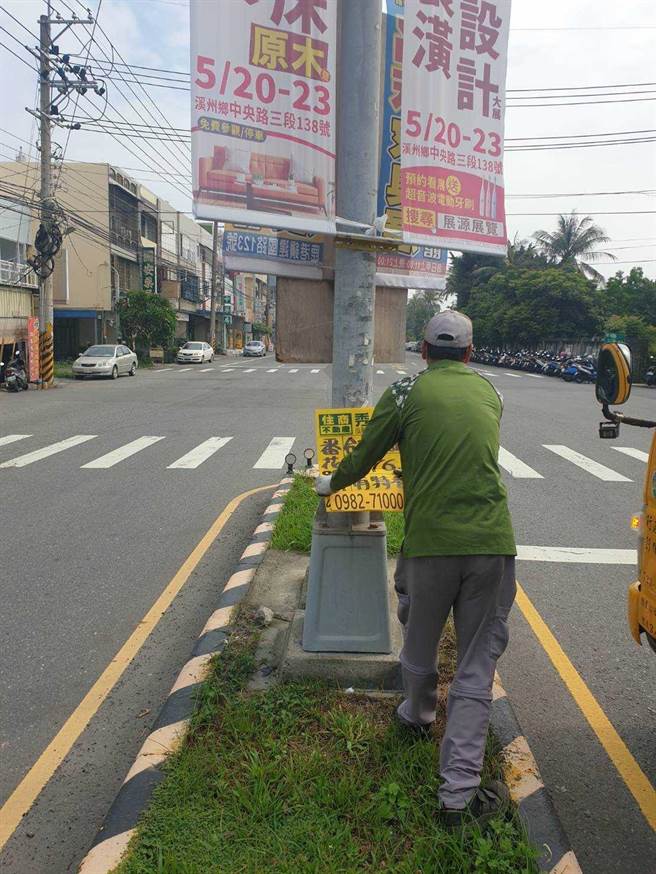 違規小廣告是市容景觀殺手，攻佔分隔島、重要路口，影響交通安全。（彰化縣環保局提供／吳敏菁彰化傳真）